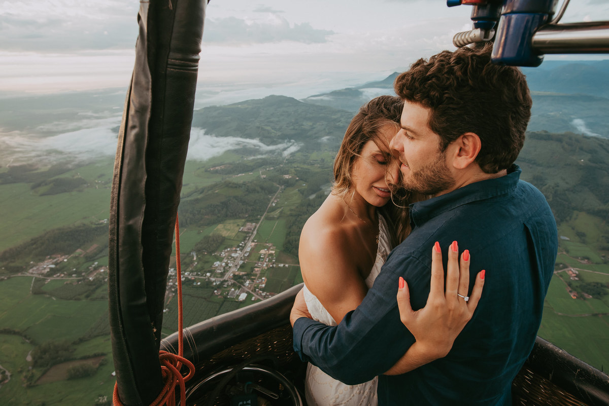 pedido de casamento em passeio de balão , voo de balão, pedido de casamento, praia grande SC, fotógrafos em Praia grande Santa Catarina ,casamento, ensaio casal, anel de noivado
