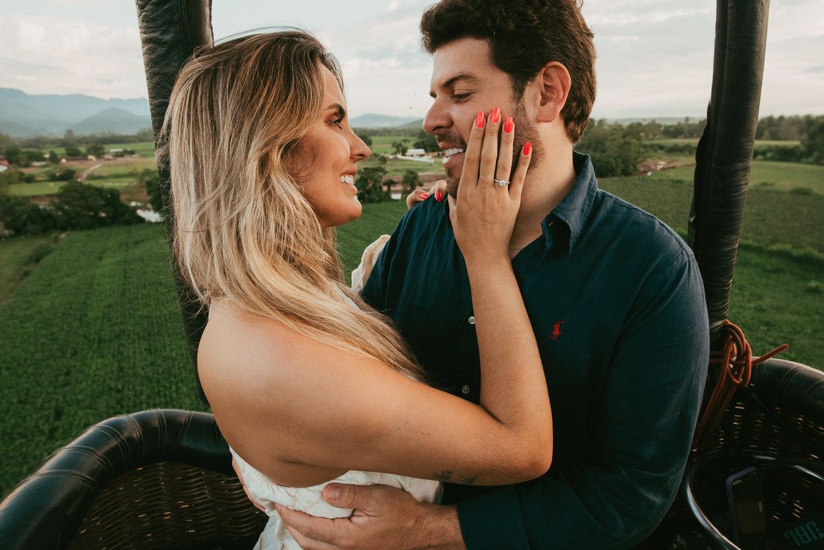 pedido de casamento em passeio de balão , voo de balão, pedido de casamento, praia grande SC, fotógrafos em Praia grande Santa Catarina ,casamento, ensaio casal, anel de noivado, voo de balão, passeio de balão de ar quente, fotógrafos de casamento, 