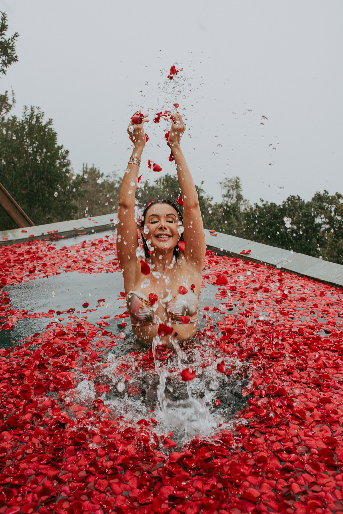 fotos com flores, pacote romântico morada dos canyons, ensaio fotrografico napousada morada dos canyons, chalé 11, cambara do sul RS, Praia Grande SC, previsão do tempo em Praia grande SC, hoteis de charme, parador cambara do sul