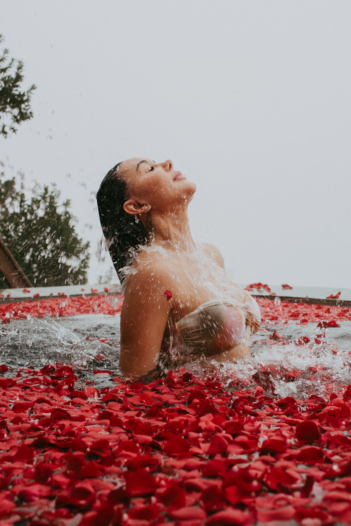 ensaio fotográfico em piscina com rosas , morada dos canyons , pousada morada dos canyons , pousada de charme , ensaio fotografico casal, ensaio fotografico lua de mel , pedido de casamento, fotos femininas