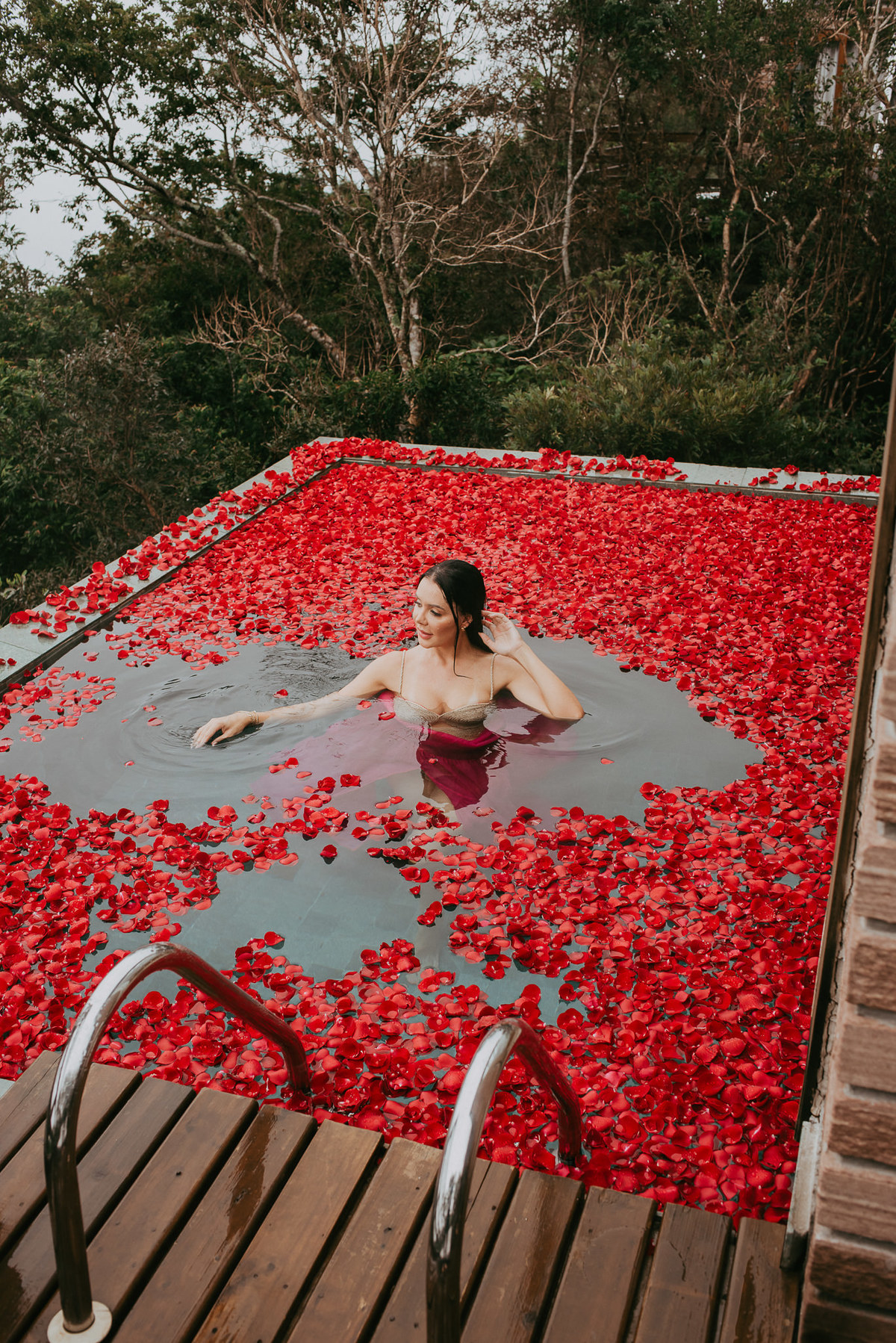 ensaio feminino em mar de rosas na morada dos canyons  