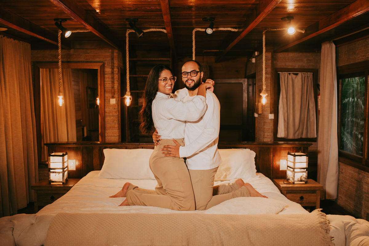 fotos de casal em lua de mel no chalé 5 da pousada morada dos canyons, em praia grande SC