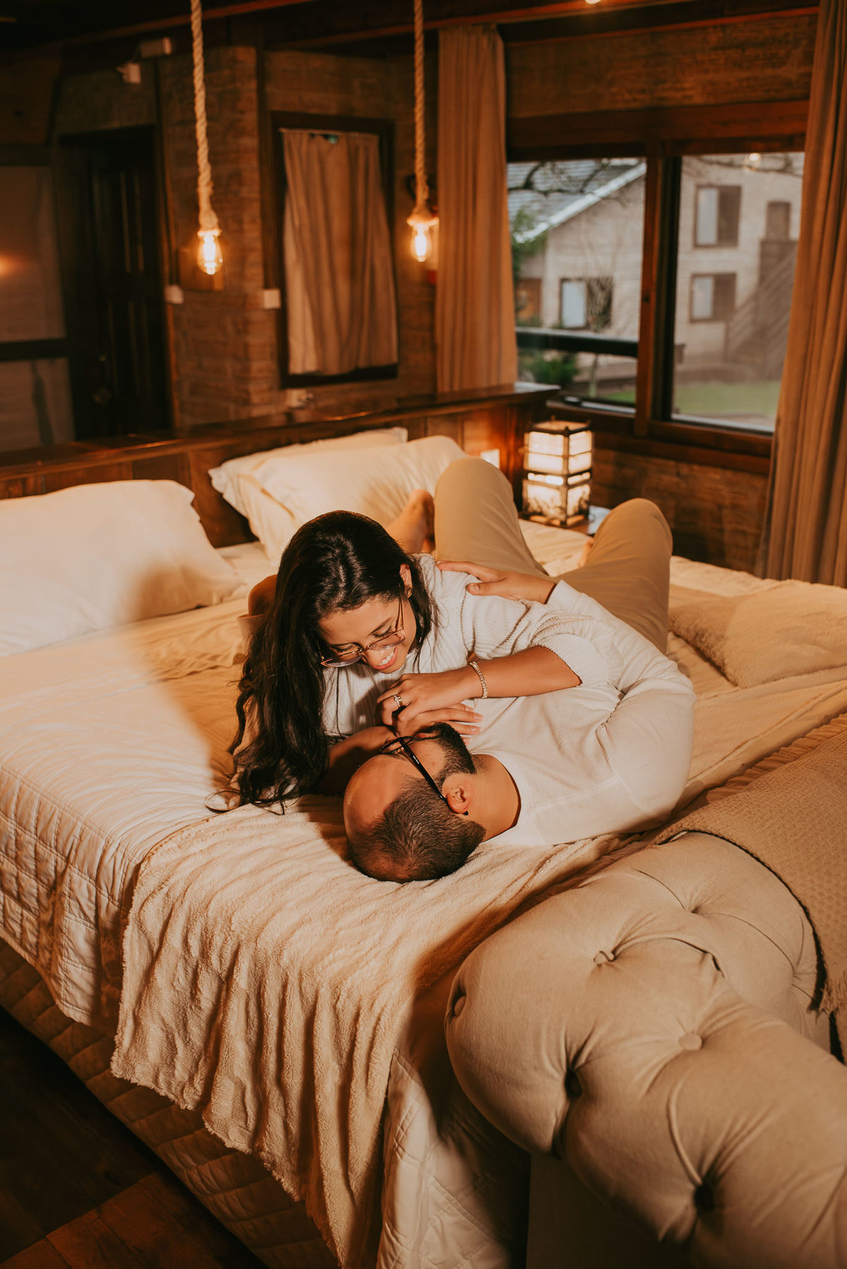 fotos de casal em lua de mel no chalé 5 da pousada morada dos canyons, em praia grande SC