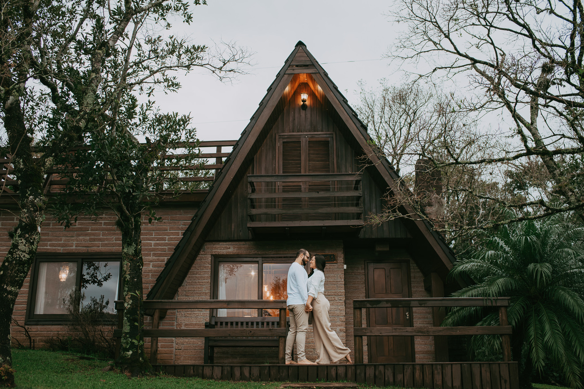fotos de casal em lua de mel no chalé 5 da pousada morada dos canyons, em praia grande SC