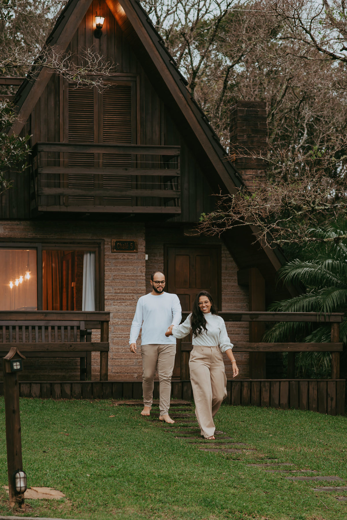 fotos de casal em lua de mel no chalé 5 da pousada morada dos canyons, em praia grande SC