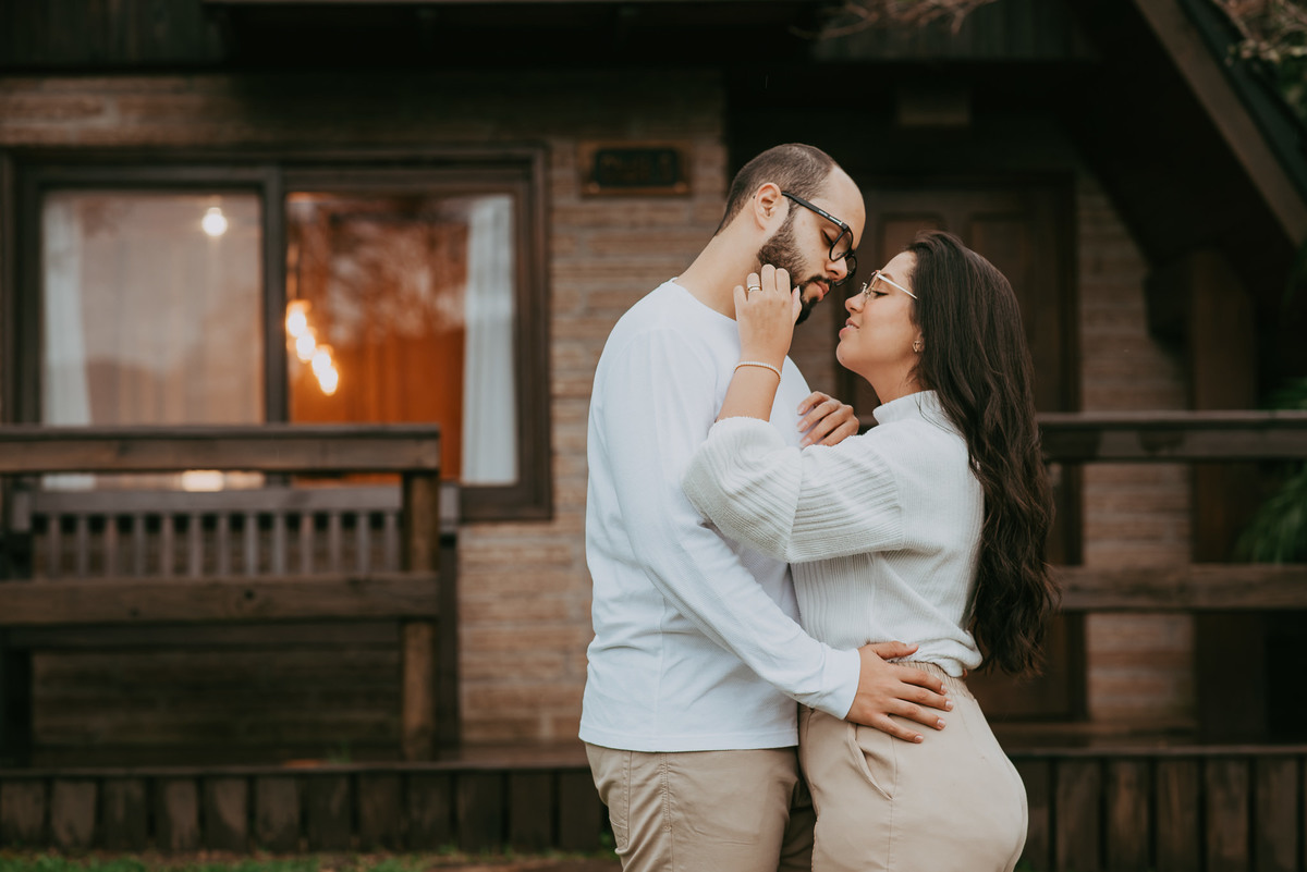fotos de casal em lua de mel no chalé 5 da pousada morada dos canyons, em praia grande SC