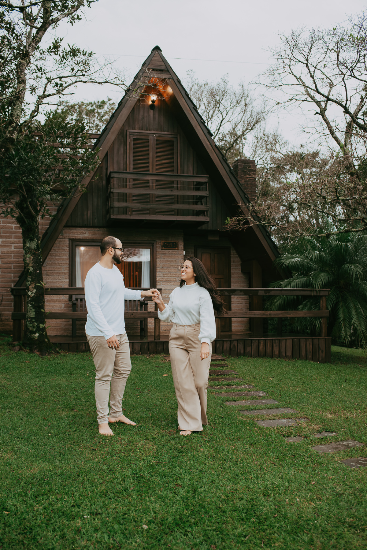 fotos de casal em lua de mel no chalé 5 da pousada morada dos canyons, em praia grande SC