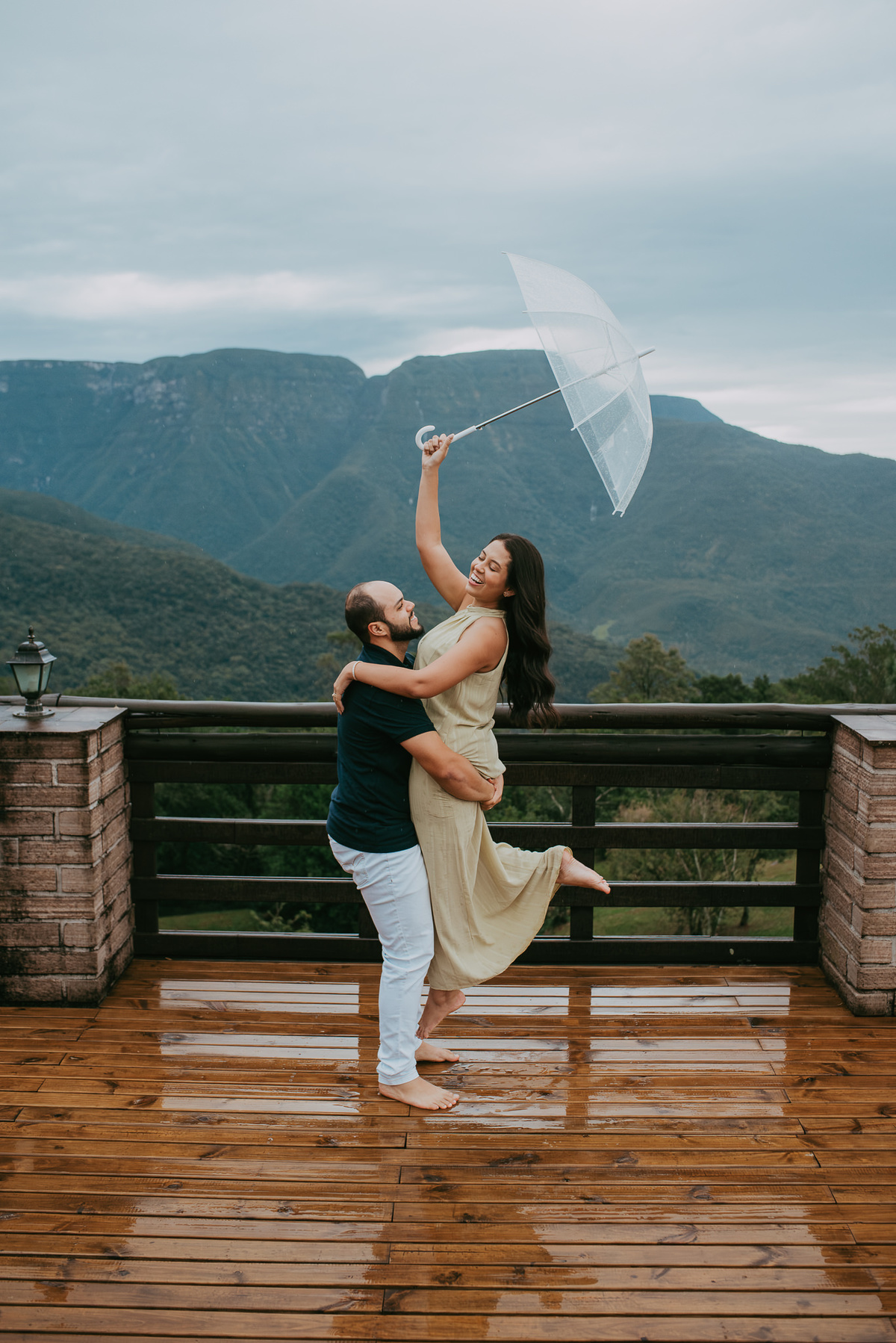 Ensaio fotográfico de casal em lua de mel na pousada morada dos canyons em praia grande SC, fotógrafos de turistas, fotos na chuva, ensaio fotográfico na chuva