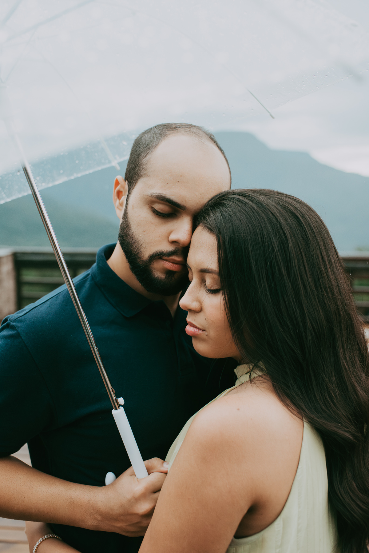 Ensaio fotográfico de casal em lua de mel na pousada morada dos canyons em praia grande SC, fotógrafos de turistas, fotos na chuva, ensaio fotográfico na chuva