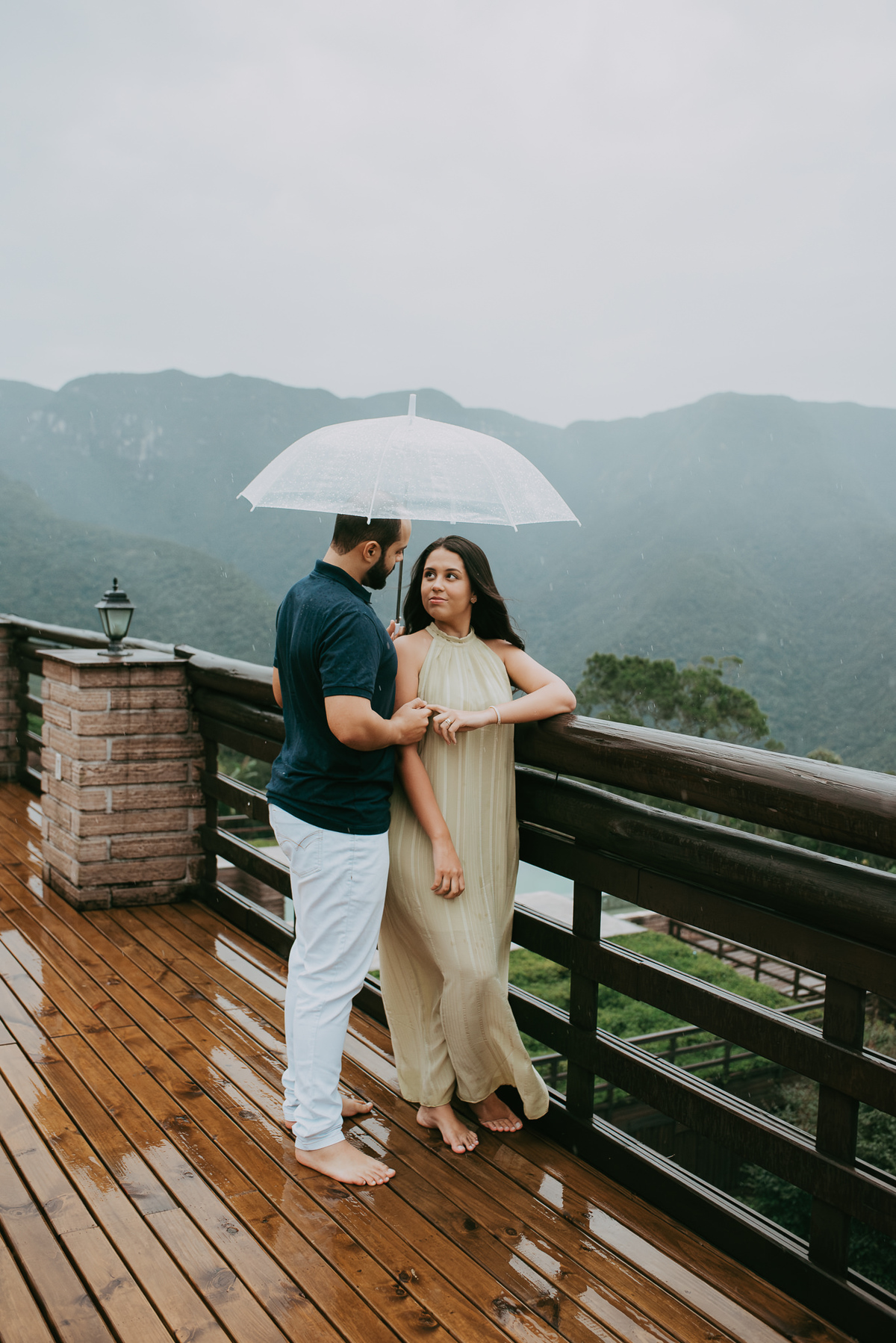 Ensaio fotográfico de casal em lua de mel na pousada morada dos canyons em praia grande SC, fotógrafos de turistas, fotos na chuva, ensaio fotográfico na chuva