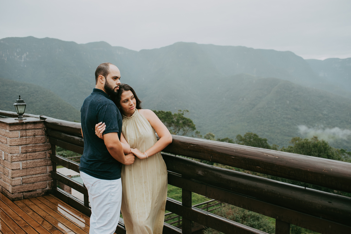 Ensaio fotográfico de casal em lua de mel na pousada morada dos canyons em praia grande SC, fotógrafos de turistas, fotos na chuva, ensaio fotográfico na chuva, na serra, chalé na serra, fotos de casal em dias frios