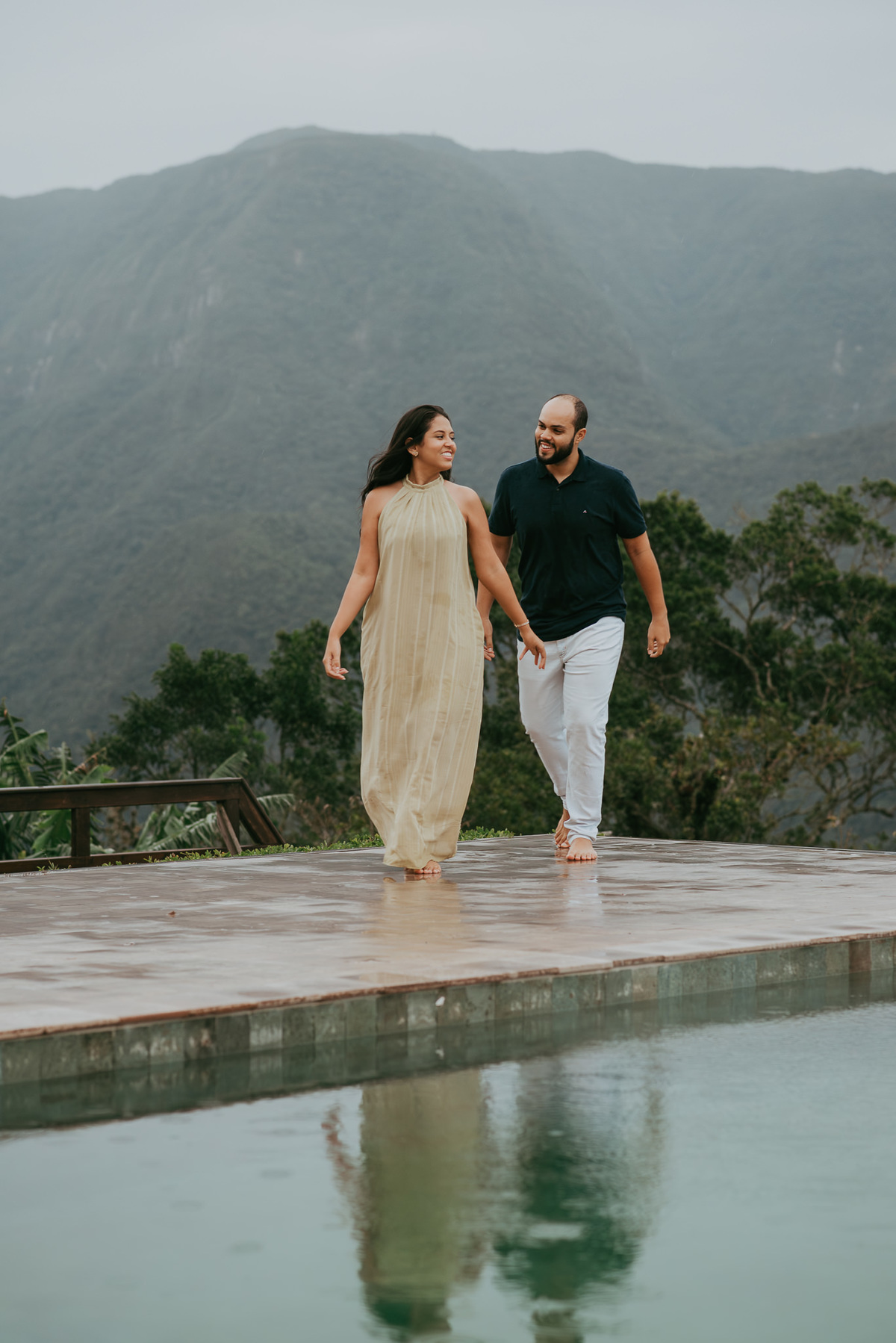 Ensaio fotográfico de casal em lua de mel na pousada morada dos canyons em praia grande SC, fotógrafos de turistas, fotos na chuva, ensaio fotográfico na chuva, na serra, chalé na serra, fotos de casal em dias frios