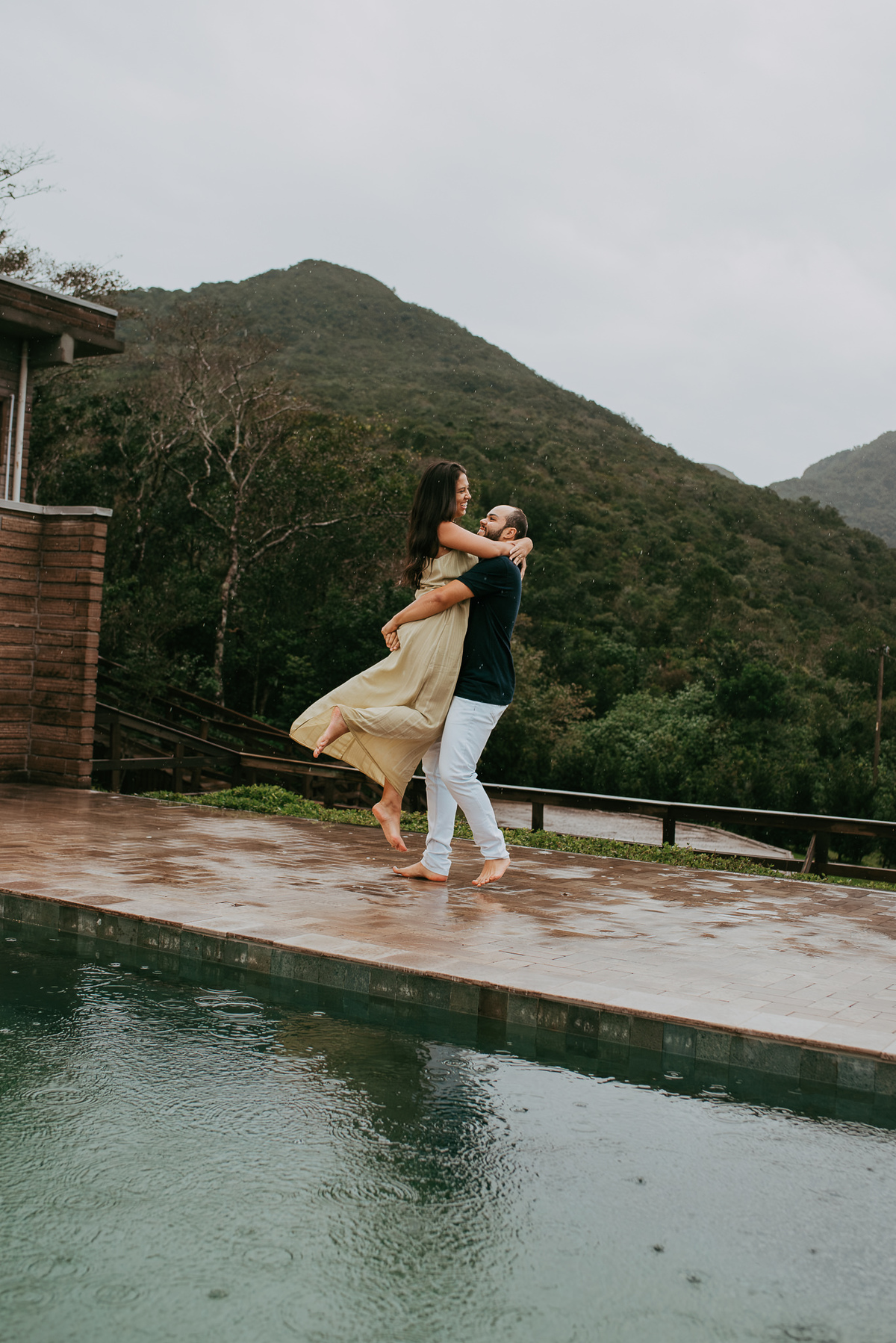 fotos de casais na chuva, ensaio fotográfico na chuva, lua de mel na pousada morada dos canyons em praia grande SC, cambara do Sul, fotógrafos em praia grande SC 
