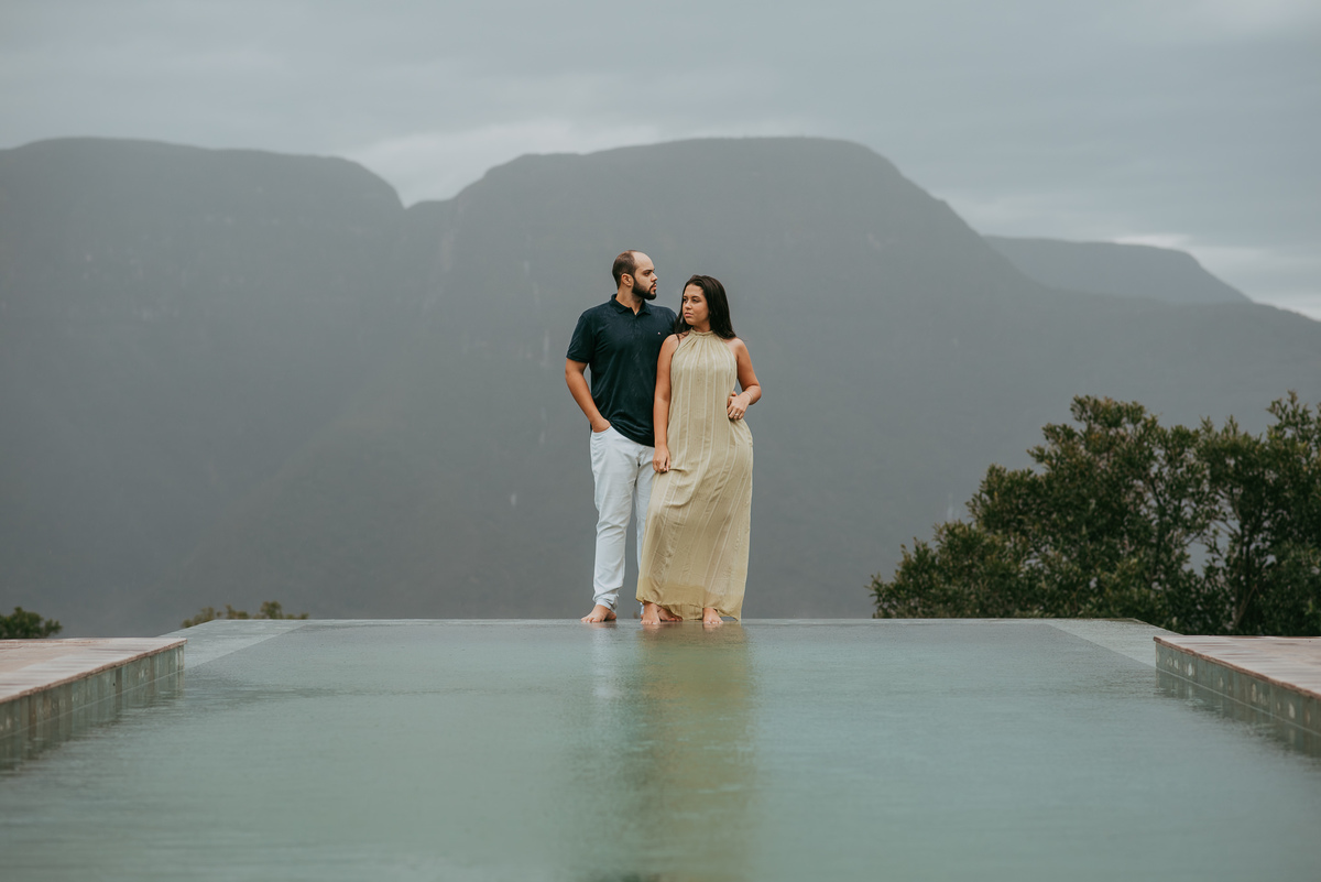 Fotos de casal em piscina com borda infinita fotos de casais na chuva, ensaio fotográfico na chuva, lua de mel na pousada morada dos canyons em praia grande SC, cambara do Sul, fotógrafos em praia grande SC , pousada morada dos canyons, voo de balão