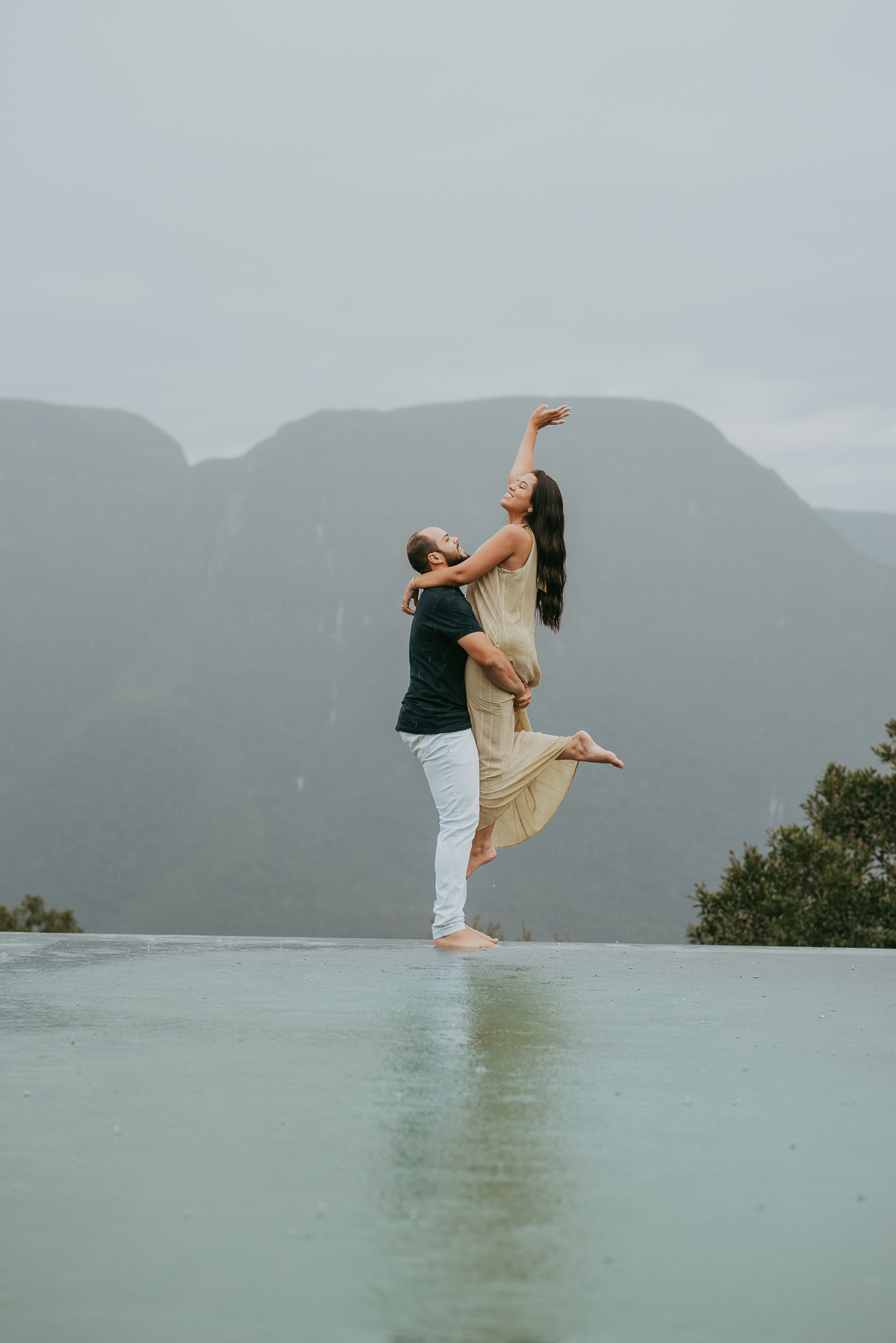 Fotos de casal em piscina com borda infinita fotos de casais na chuva, ensaio fotográfico na chuva, lua de mel na pousada morada dos canyons em praia grande SC, cambara do Sul, fotógrafos em praia grande SC , pousada morada dos canyons, voo de balão