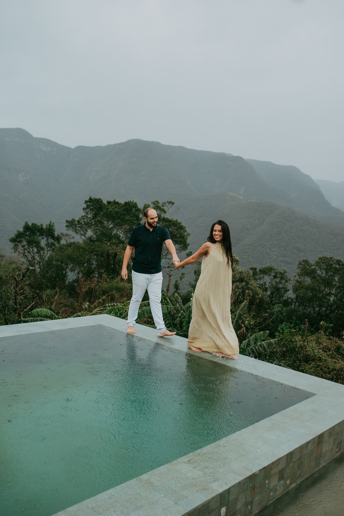 Fotos de casal em piscina com borda infinita fotos de casais na chuva, ensaio fotográfico na chuva, lua de mel na pousada morada dos canyons em praia grande SC, cambara do Sul, fotógrafos em praia grande SC , pousada morada dos canyons, voo de balão