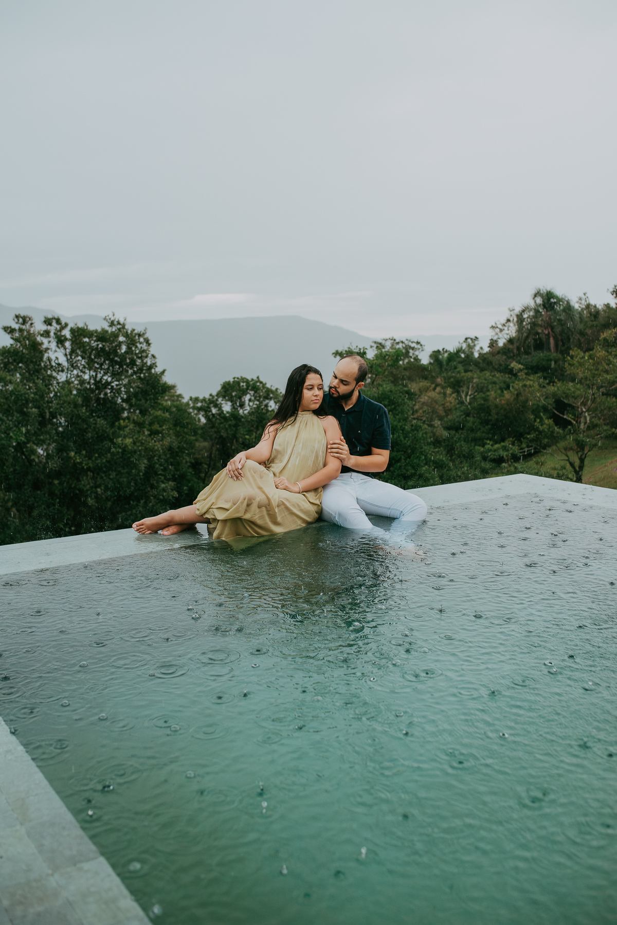 Fotos de casal em piscina com borda infinita fotos de casais na chuva, ensaio fotográfico na chuva, lua de mel na pousada morada dos canyons em praia grande SC, cambara do Sul, fotógrafos em praia grande SC , pousada morada dos canyons, voo de balão