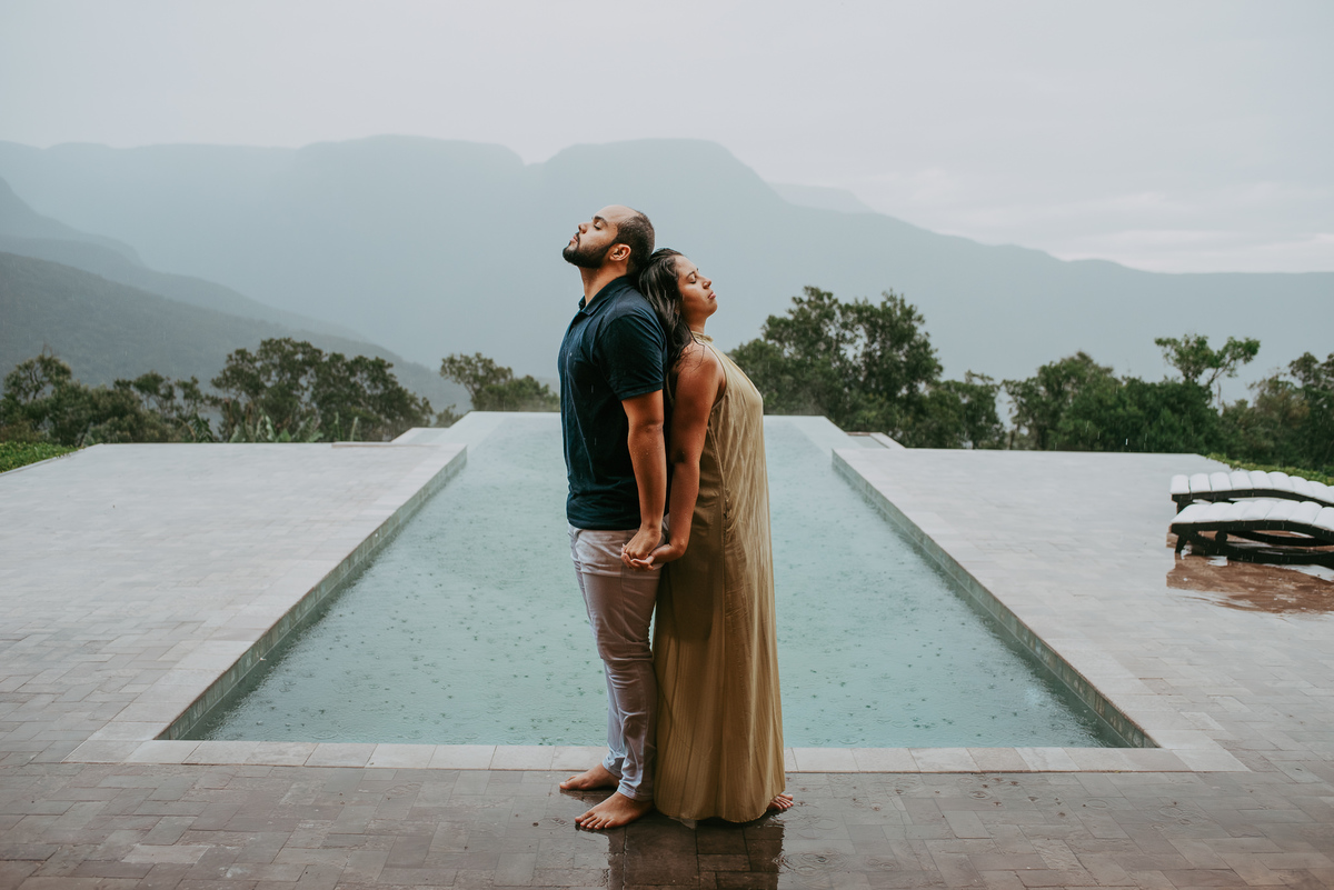 Fotos de casal em piscina com borda infinita fotos de casais na chuva, ensaio fotográfico na chuva, lua de mel na pousada morada dos canyons em praia grande SC, cambara do Sul, fotógrafos em praia grande SC , pousada morada dos canyons, voo de balão