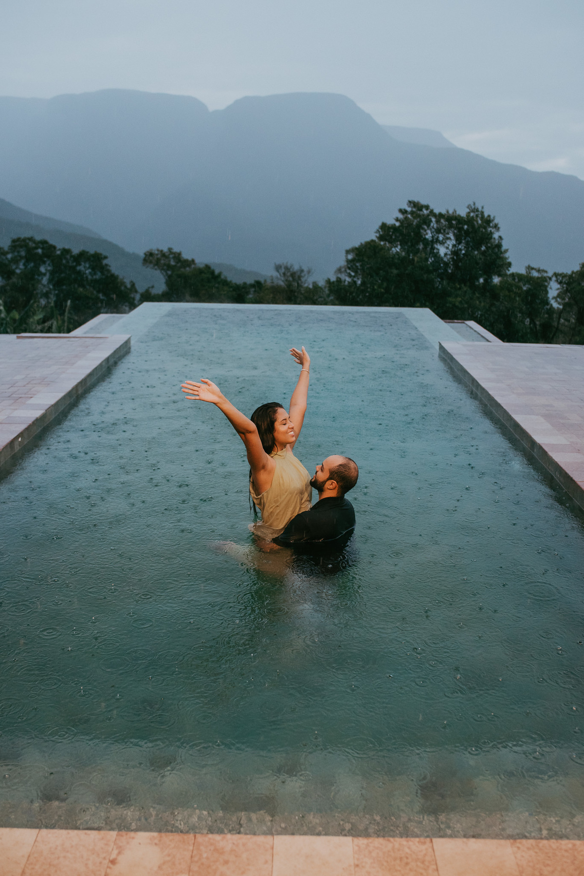 Fotos de casal em piscina com borda infinita fotos de casais na chuva, ensaio fotográfico na chuva, lua de mel na pousada morada dos canyons em praia grande SC, cambara do Sul, fotógrafos em praia grande SC , pousada morada dos canyons, voo de balão