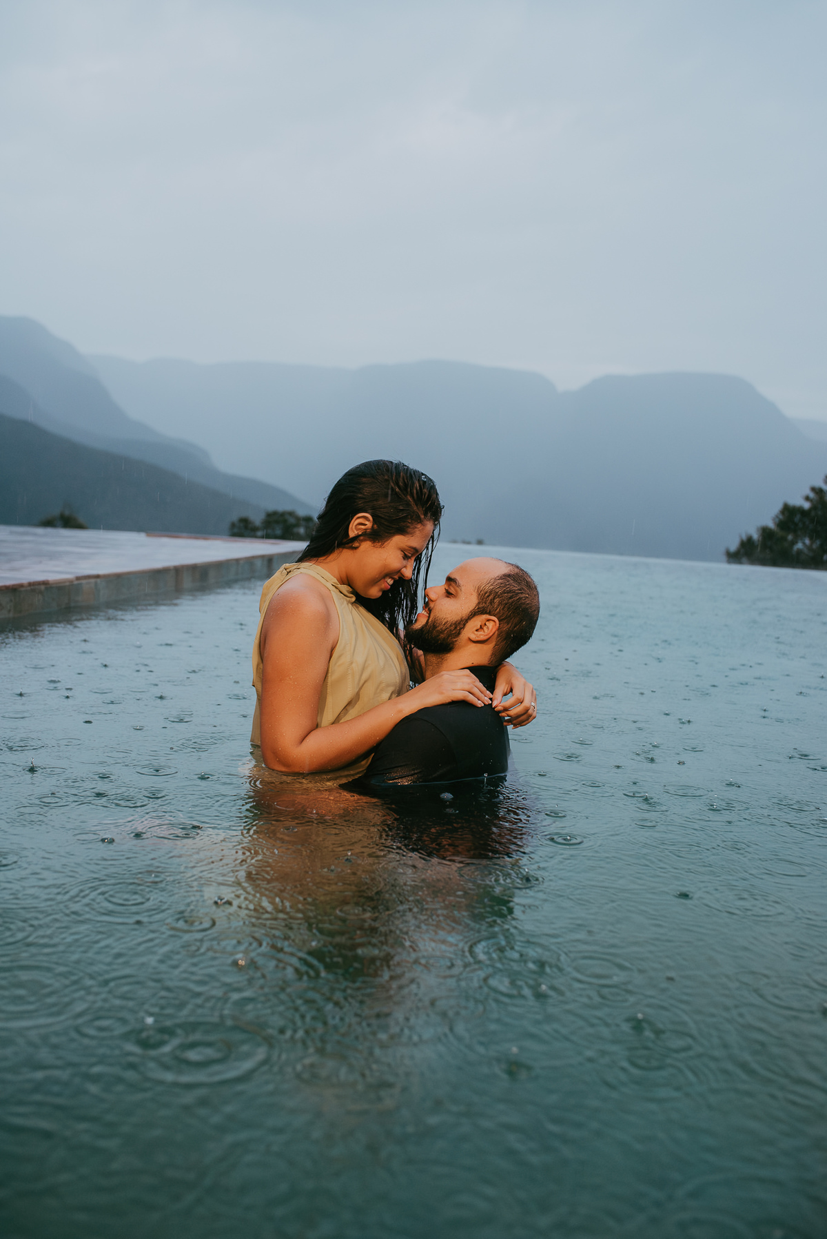 Fotos de casal em piscina com fotos de casal em piscina, banho de piscina ,ensaio fotográfico na chuva, lua de mel na pousada morada dos canyons em praia grande SC, cambara do Sul, fotógrafos em praia grande SC , pousada morada dos canyons, voo de balão