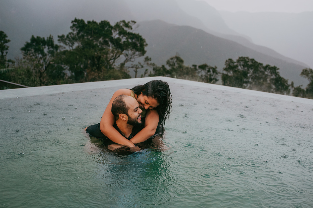 Fotos de casal em piscina com fotos de casal em piscina, banho de piscina ,ensaio fotográfico na chuva, lua de mel na pousada morada dos canyons em praia grande SC, cambara do Sul, fotógrafos em praia grande SC , pousada morada dos canyons, voo de balão
