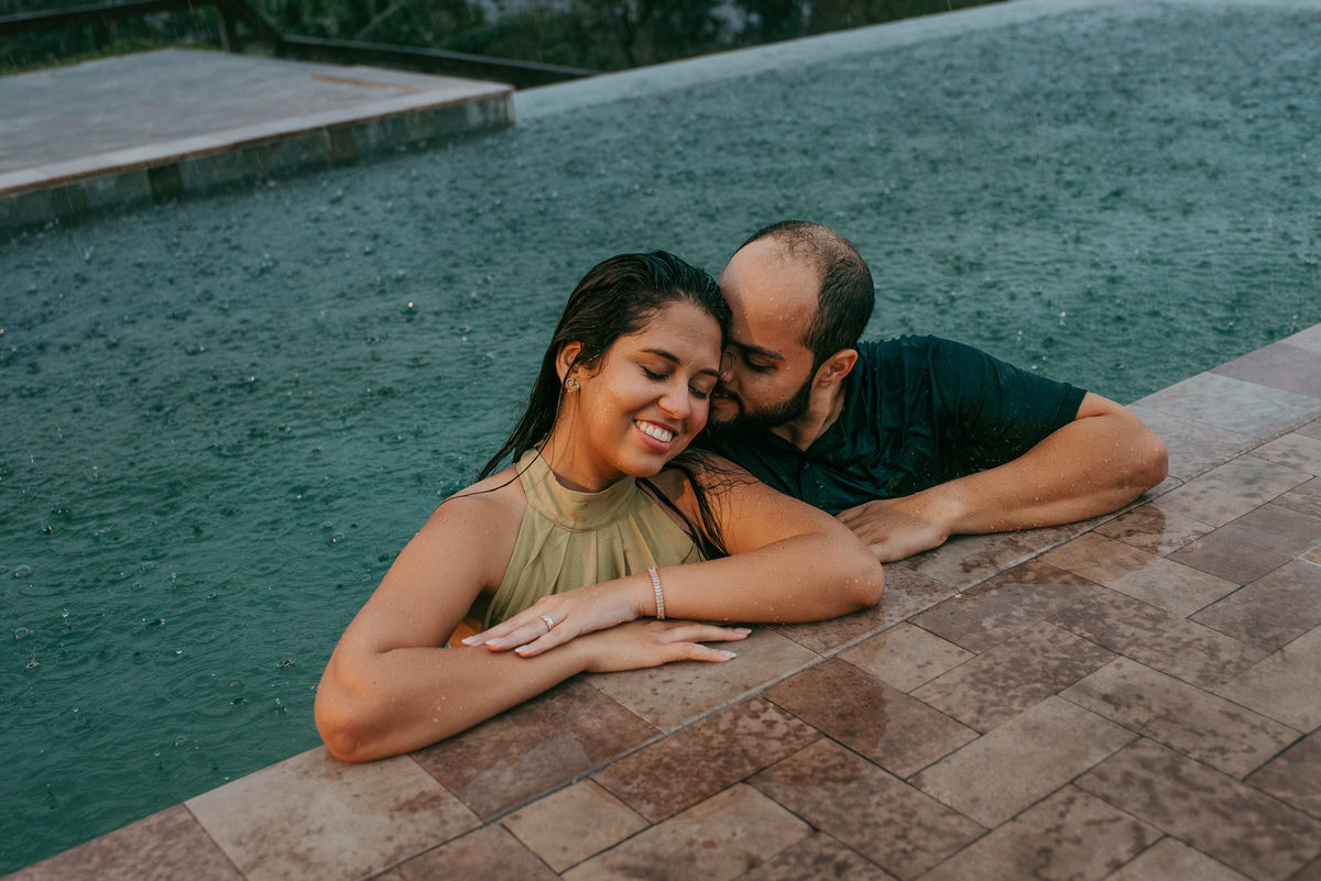 Fotos de casal em piscina com fotos de casal em piscina, banho de piscina ,ensaio fotográfico na chuva, lua de mel na pousada morada dos canyons em praia grande SC, cambara do Sul, fotógrafos em praia grande SC , pousada morada dos canyons, voo de balão