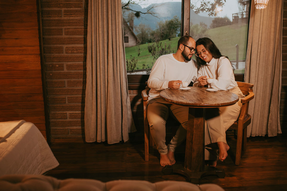fotos de casal em lua de mel no chalé 5 da pousada morada dos canyons, em praia grande SC