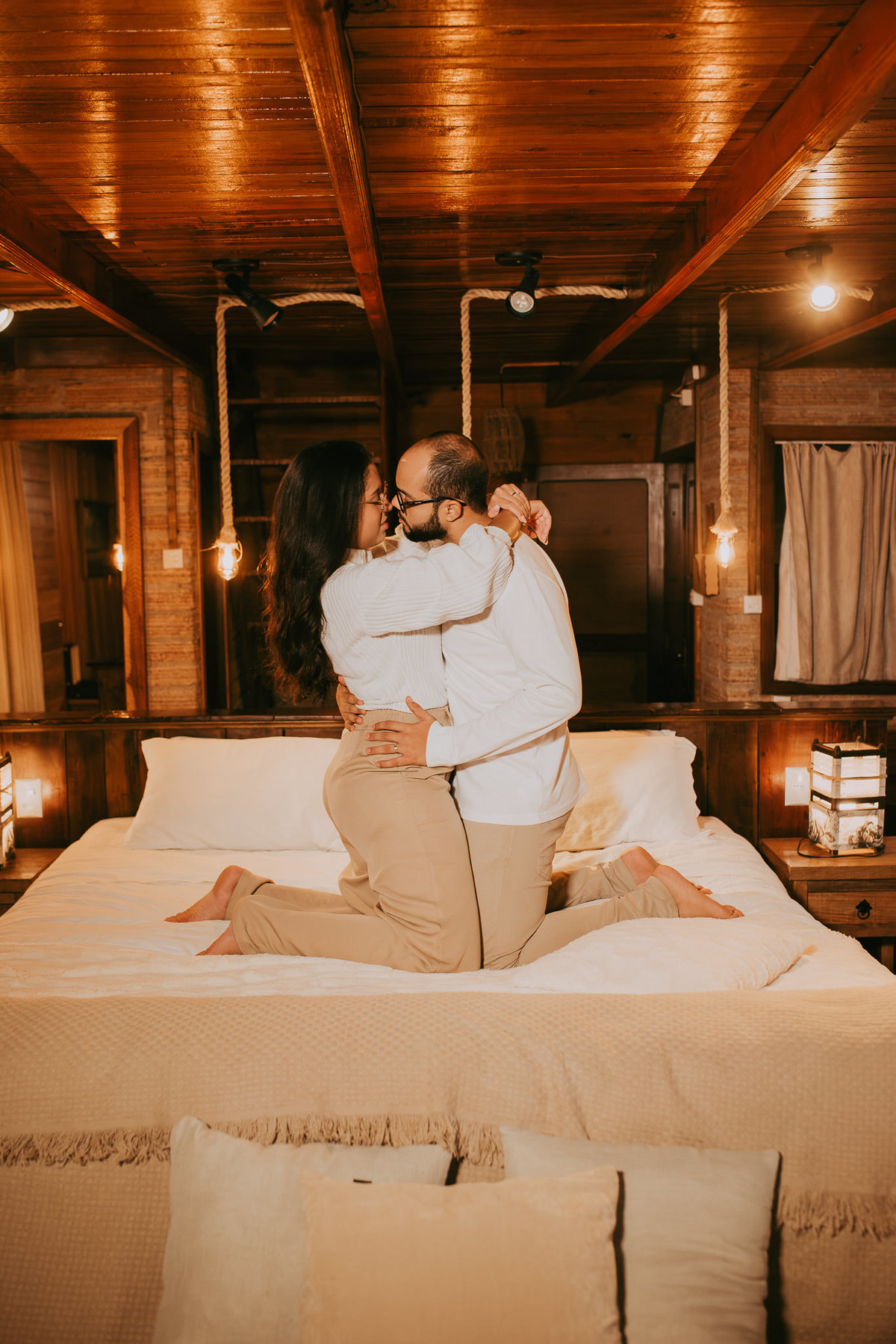 fotos de casal em lua de mel no chalé 5 da pousada morada dos canyons, em praia grande SC