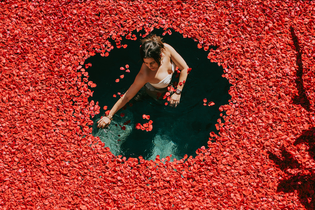 fotos femininas na casa 1 morada dos canyons, fotos de mulheres , dicas de poses, dicas de viagens , roteiros de viagens, morada dos canyons, Discovery canyons , , pacote mar de rosas, fotos femininas em piscina de rosas, fotógrafos em santa Catarina