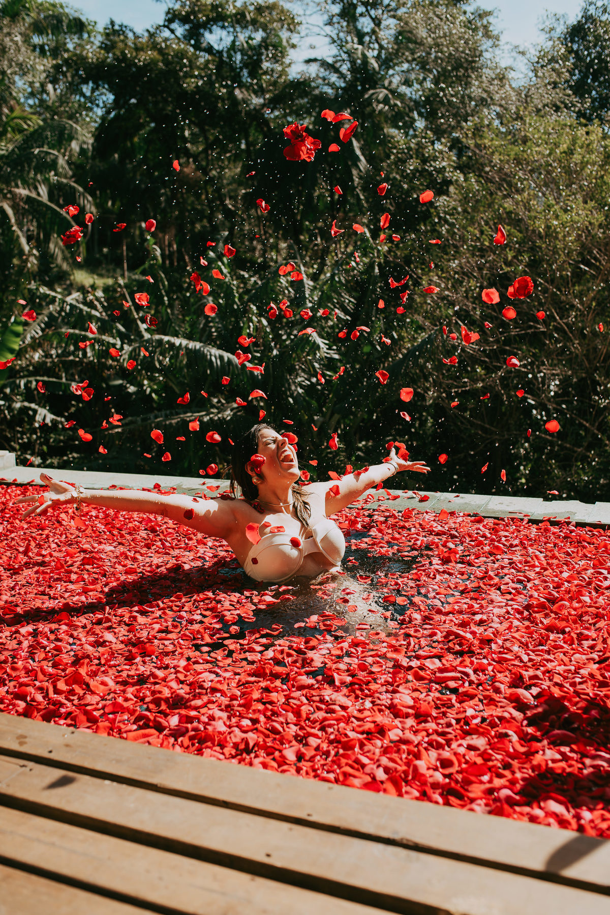 fotos femininas na casa 1 morada dos canyons, fotos de mulheres , dicas de poses, dicas de viagens , roteiros de viagens, morada dos canyons, Discovery canyons , , pacote mar de rosas, fotos femininas em piscina de rosas, fotógrafos em santa Catarina