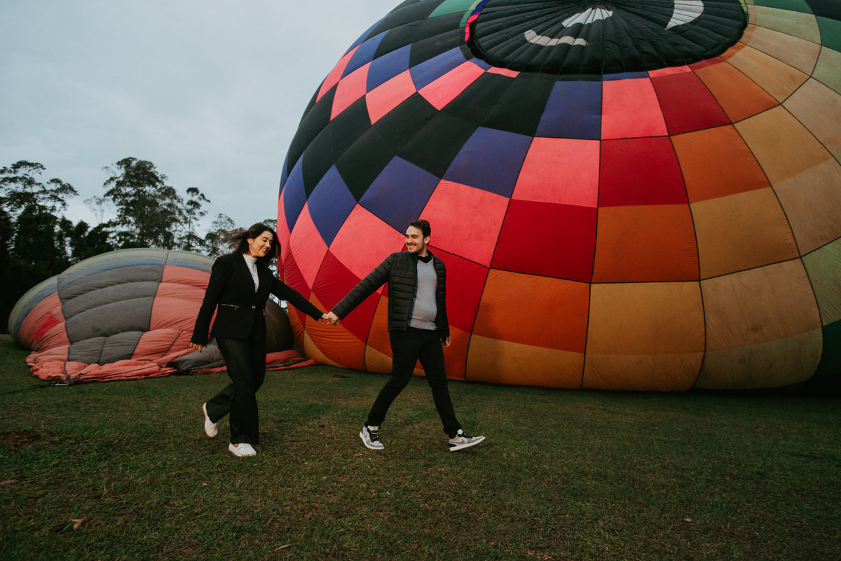 casal na decolagem dos balões , ensaio casal, passeio de balão ao amanhecer em praia grande SC , cambara do sul .