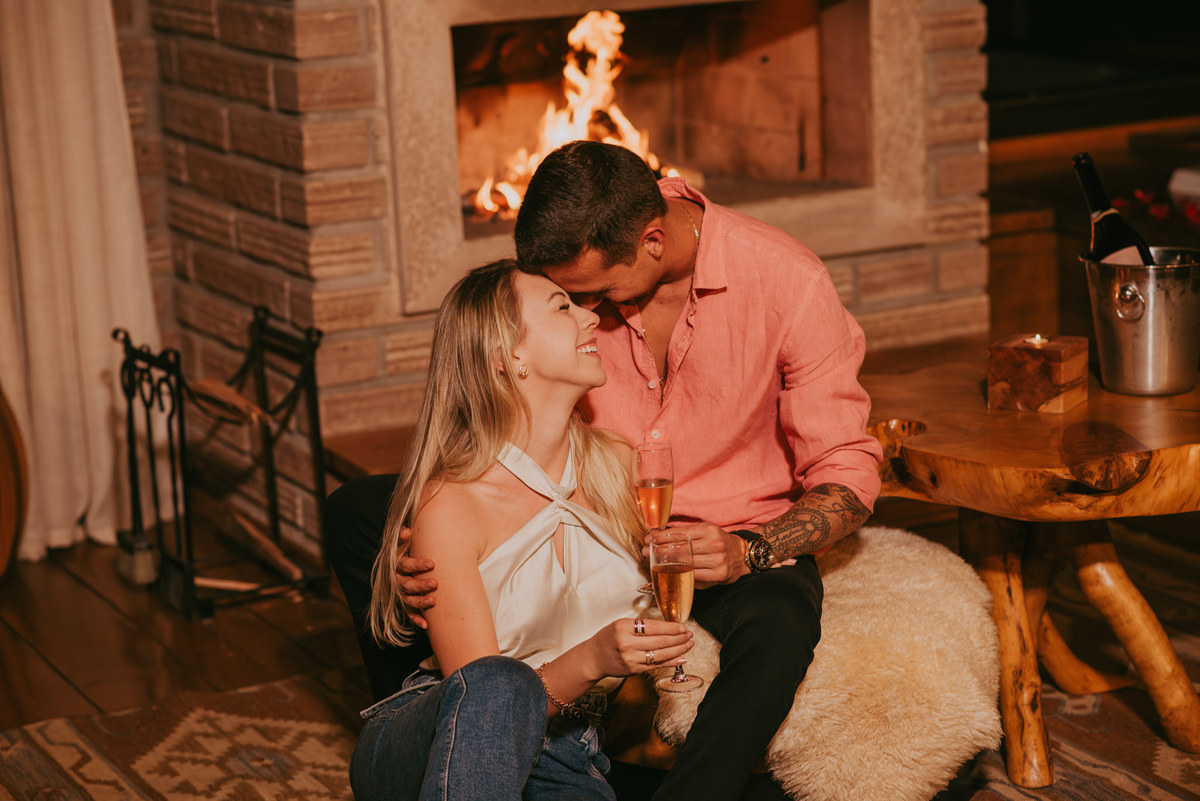 ensaio lua de mel, fotos 1 ano de namoro, viagem bodas , pedido de casamento, fotos com lareira