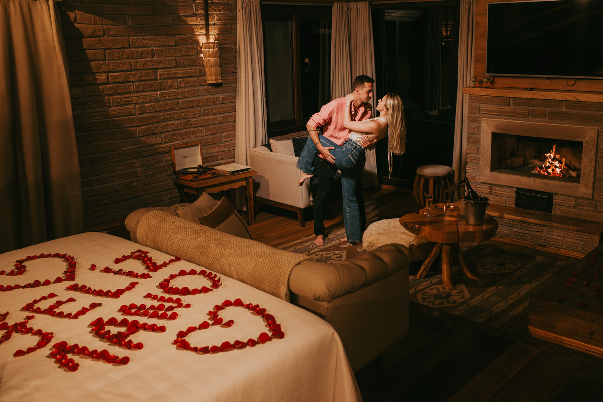 ensaio lua de mel, fotos 1 ano de namoro, viagem bodas , pedido de casamento, fotos com lareira