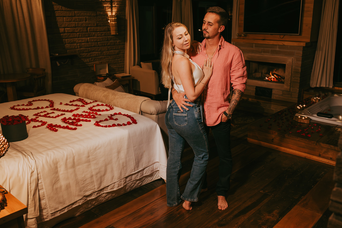 ensaio lua de mel, fotos 1 ano de namoro, viagem bodas , pedido de casamento, fotos com lareira