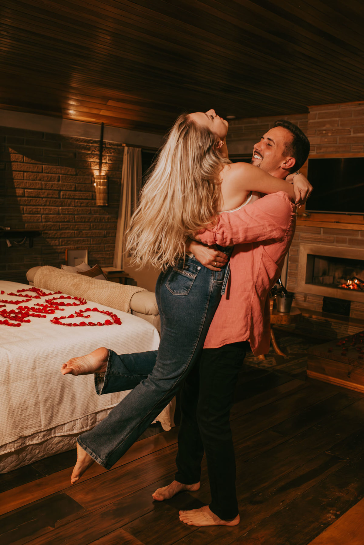 ensaio lua de mel, fotos 1 ano de namoro, viagem bodas , pedido de casamento, fotos com lareira, morada dos canyons