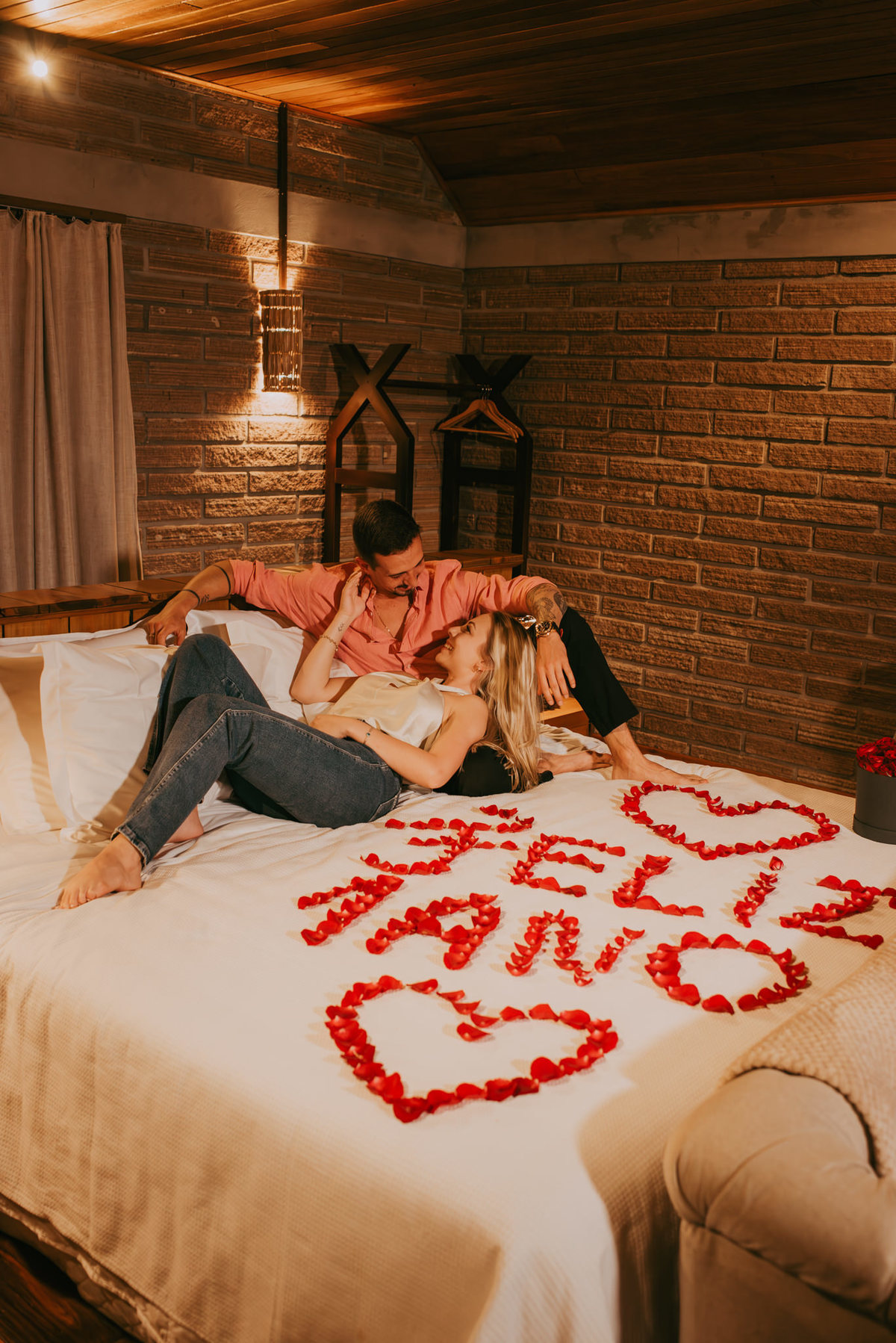 ensaio lua de mel, fotos 1 ano de namoro, viagem bodas , pedido de casamento, fotos com lareira, morada dos canyons