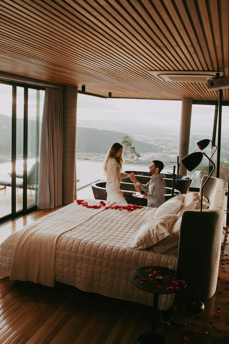 casal no momento do pedido de casamento, josé pede ingrid em casamento , ela disse sim , pedido de casamento , durante ensaio fotográfico em praia grande SC, NA POUSADA MORADA DOS CANYONS, na suíte 2 