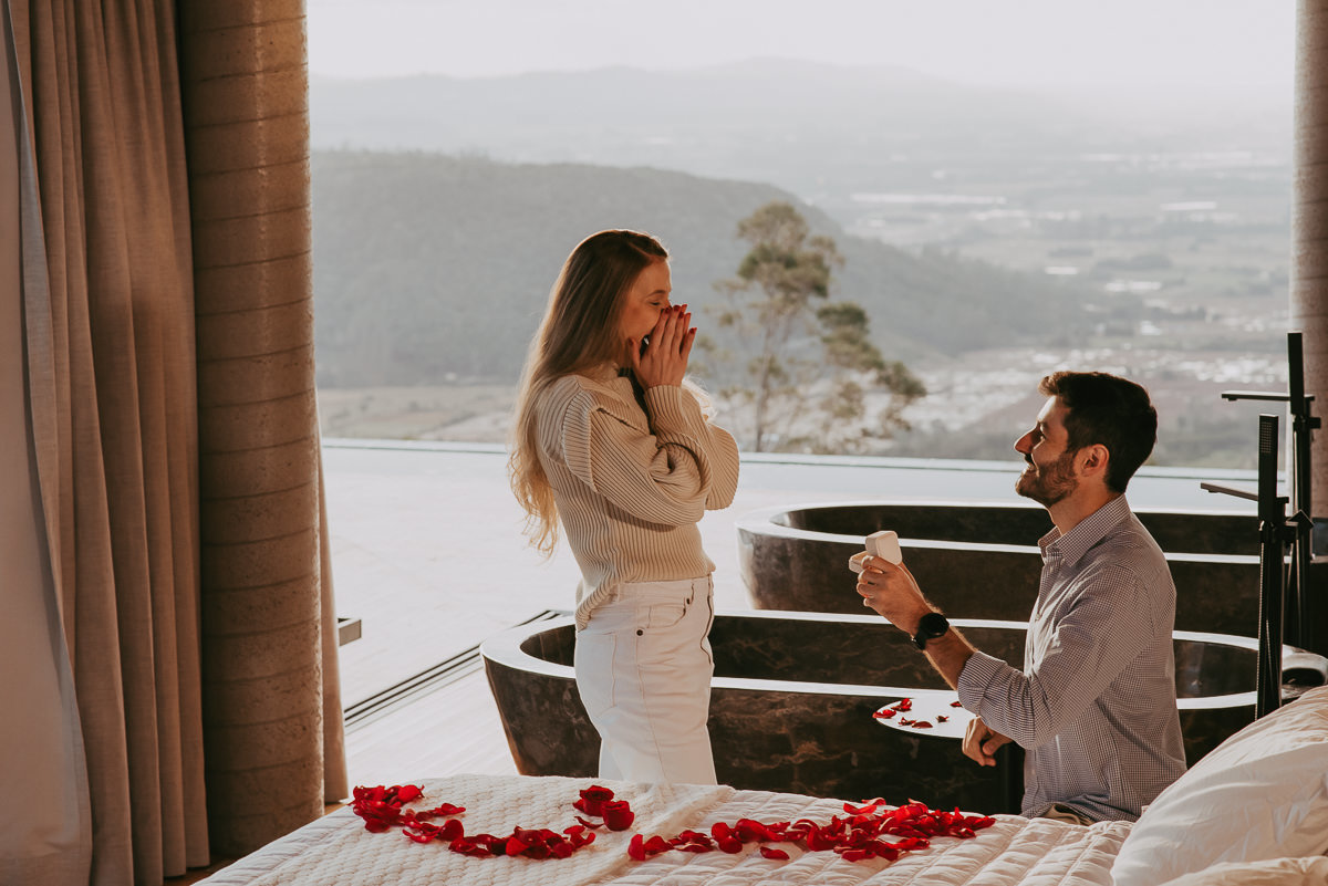casal no momento do pedido de casamento, josé pede ingrid em casamento , ela disse sim , pedido de casamento , durante ensaio fotográfico em praia grande SC, NA POUSADA MORADA DOS CANYONS, na suíte 2 