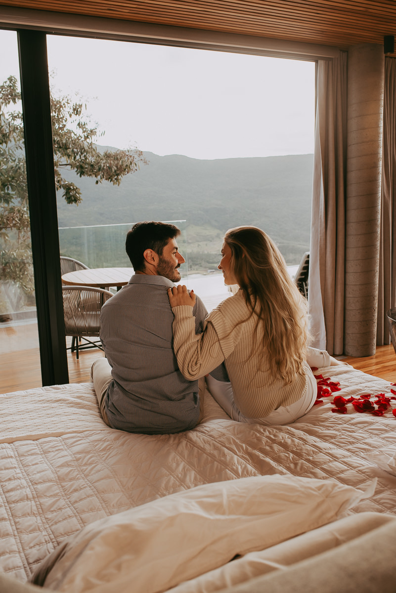 ensaio casal , na suíte 2 da morada spa, a pousada morada dos canyons, onde casal aproveita o aconchego da suite