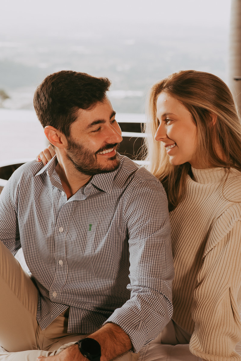 casal realizando um ensaio fotográfico em praia grande durante sua viagem lua de mel , na morada dos canyons