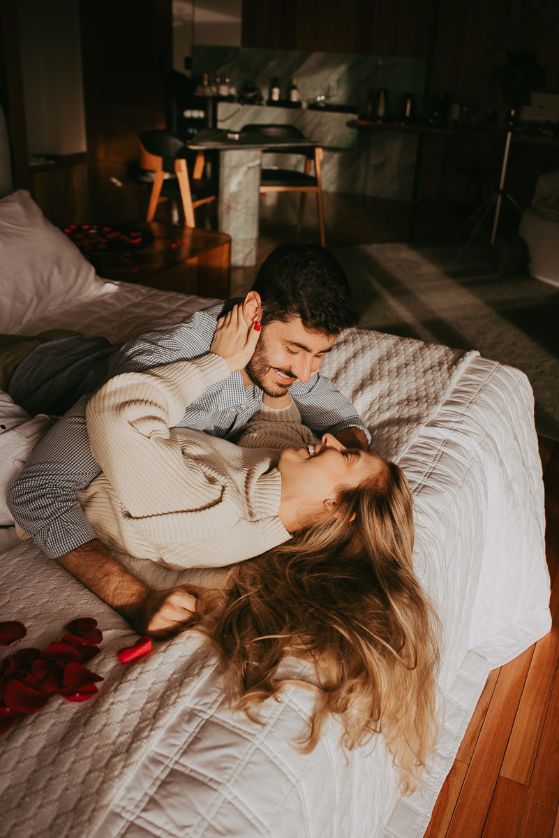 ensaio fotografico de casal , namorada dos canyons, durante sua viagem lua de mel , ensaio fotográfico na suíte 2, morada spa, morada dos canyons , foto de casal na cama da suíte , vivendo e aproveitando cada momento da viagem