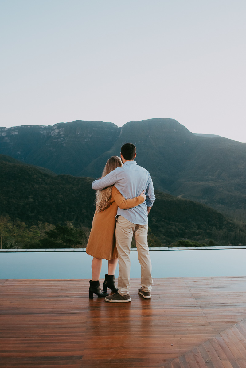 foto de casal olhando para os canyons da cidade de praia grande , na morada dos canyons onde estavam hospedados