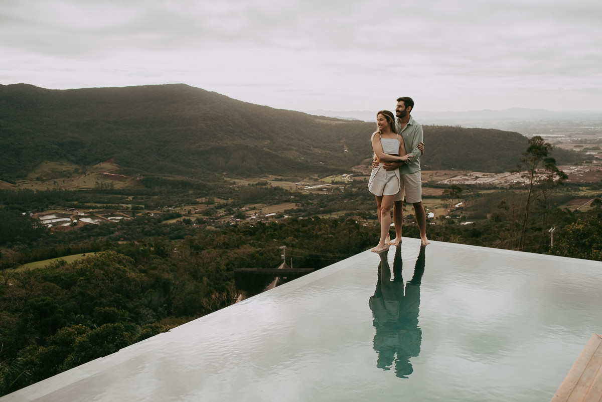 ENSAIO FOTOGRAFICO DE CASAL , VIAGEM LUA DE MEL , casal na piscina com borda infinita aproveita a paisagem incrível dos canyons e da serra catarinense , durante sua viagem lua de mel