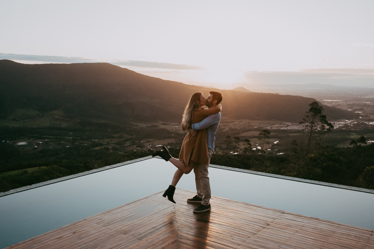 ensaio fotográfico de um casal , uma foto espontânea, no amanhecer da suíte  2 , na cidade de praia grande sc , com vista para os canyons da serra catarinense 