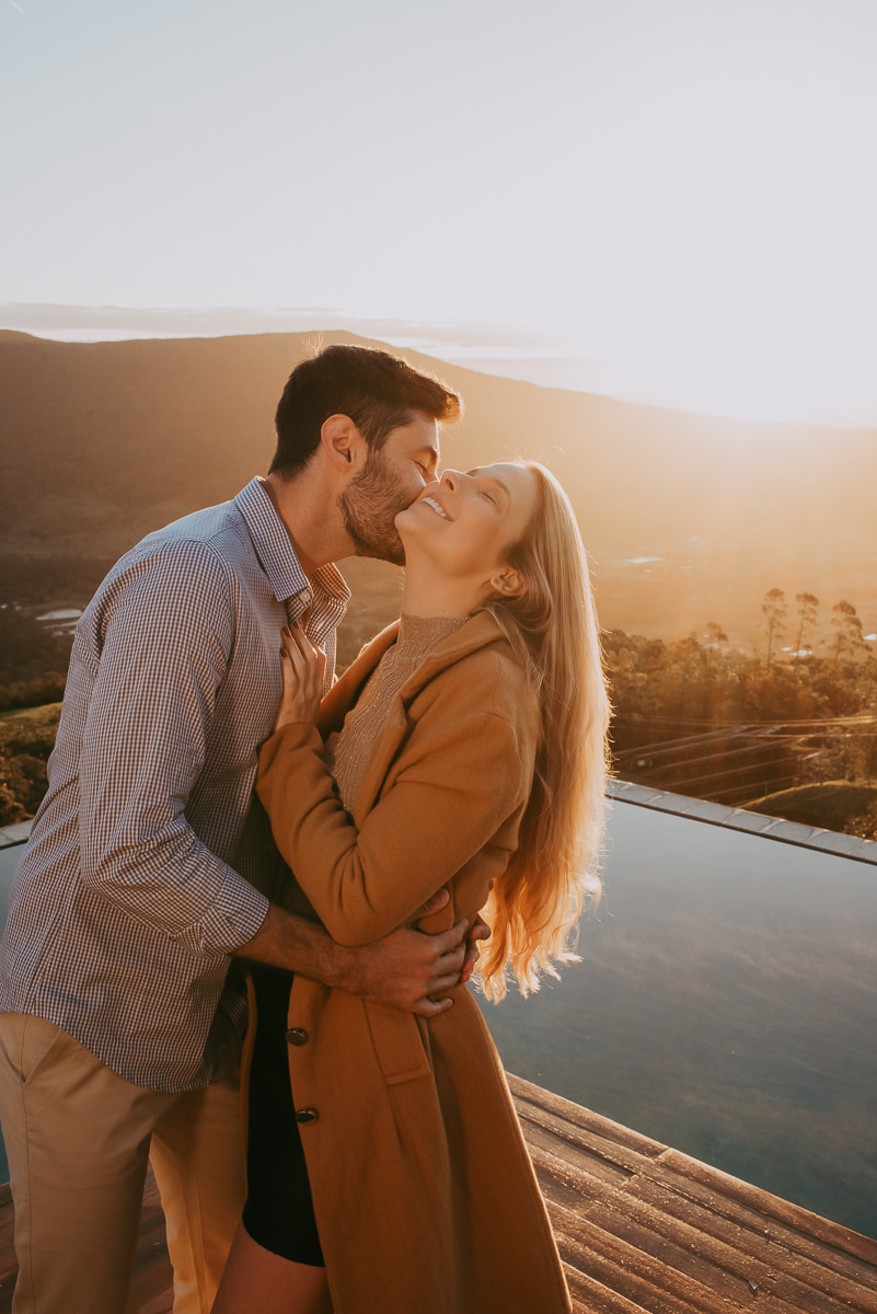 foto de um casal feliz , em uma viagem maravilhosa na suite 2 , do morada spa , na morada dos canypons, cambara do sul , praia grande sc, em lua de mel 