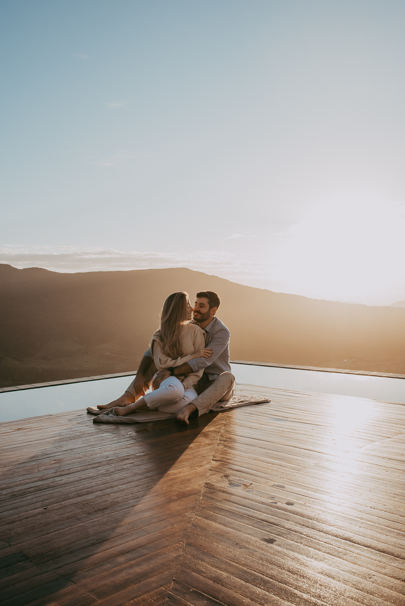 casal aproveitando a viagem lua de mel em praia grande sc , na morada spa, na suite 2 , durante um ensaio fotografico , com fotógrafos da cidade, especializados na fotografia de turismo , em cambara e praia grande 