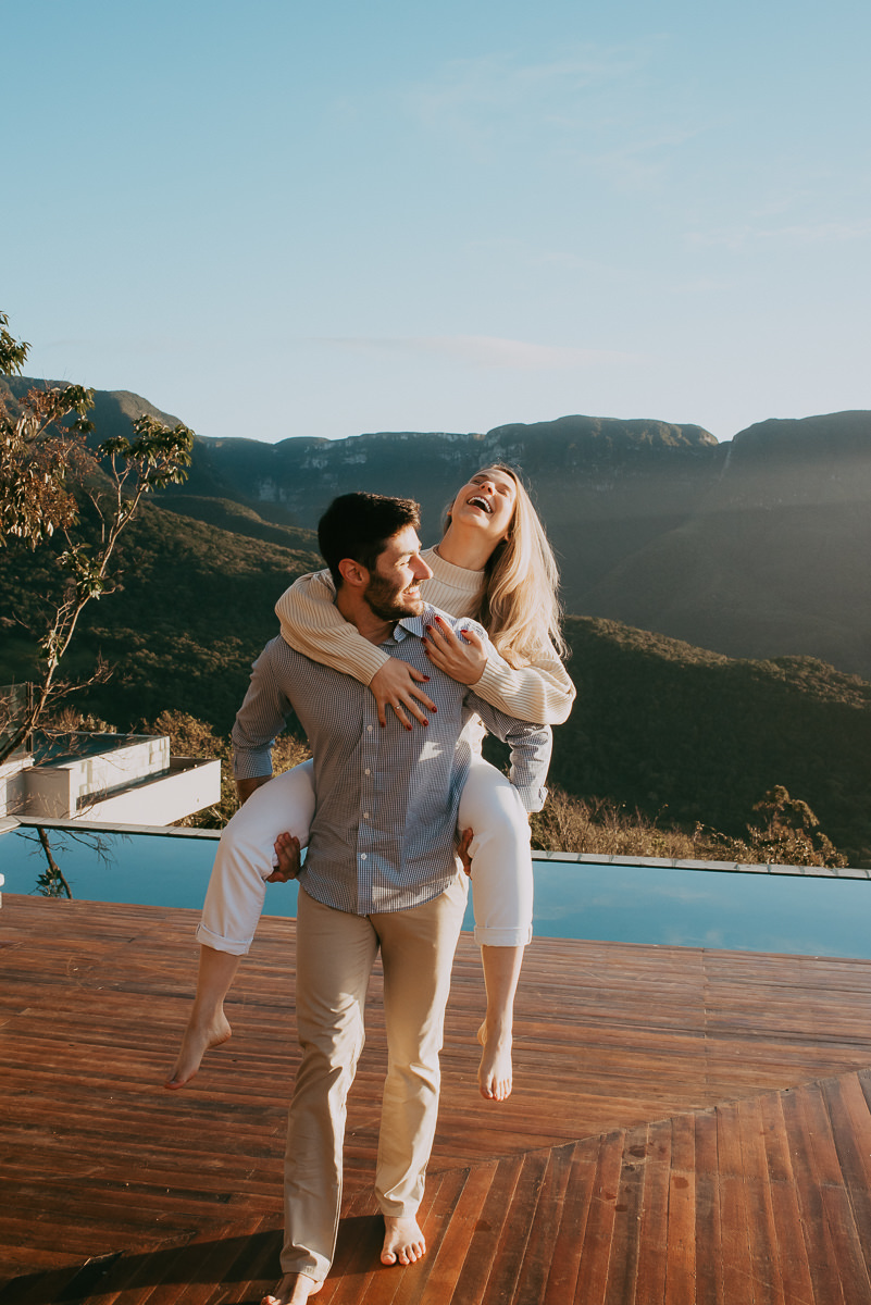 foto espontânea durante o ensaio fotográfico, na morada do canyons em praia grande SC , com vista para os canyos, um ensaio fotografo com fotógrafos especializados em fotografia de turismo, ensaio casal, pre wedding