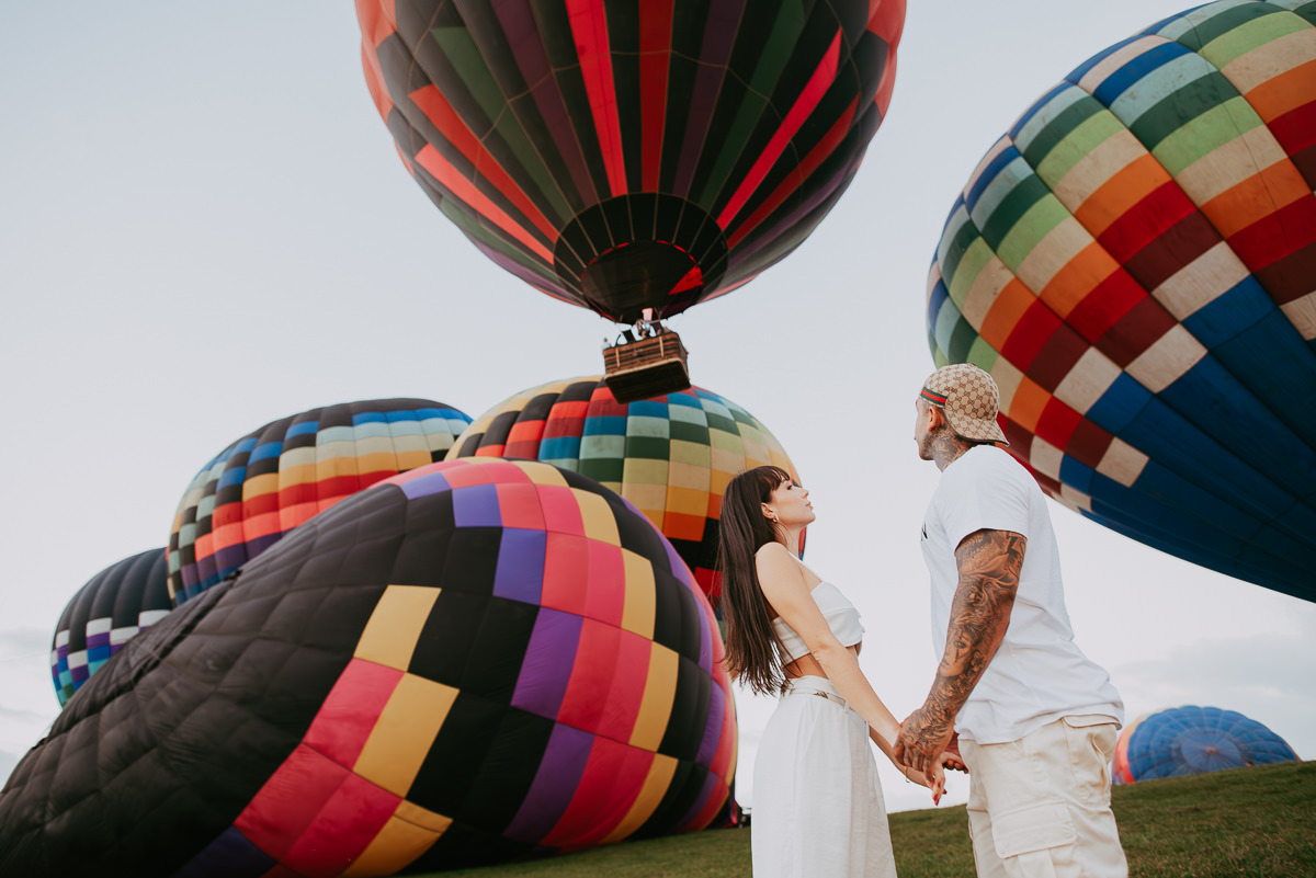 chá revelação na decolagem dos balões em praia grande SC, canyons e peraus , voo de balão , passeio de balão , casal olhando para os balões no céu 
