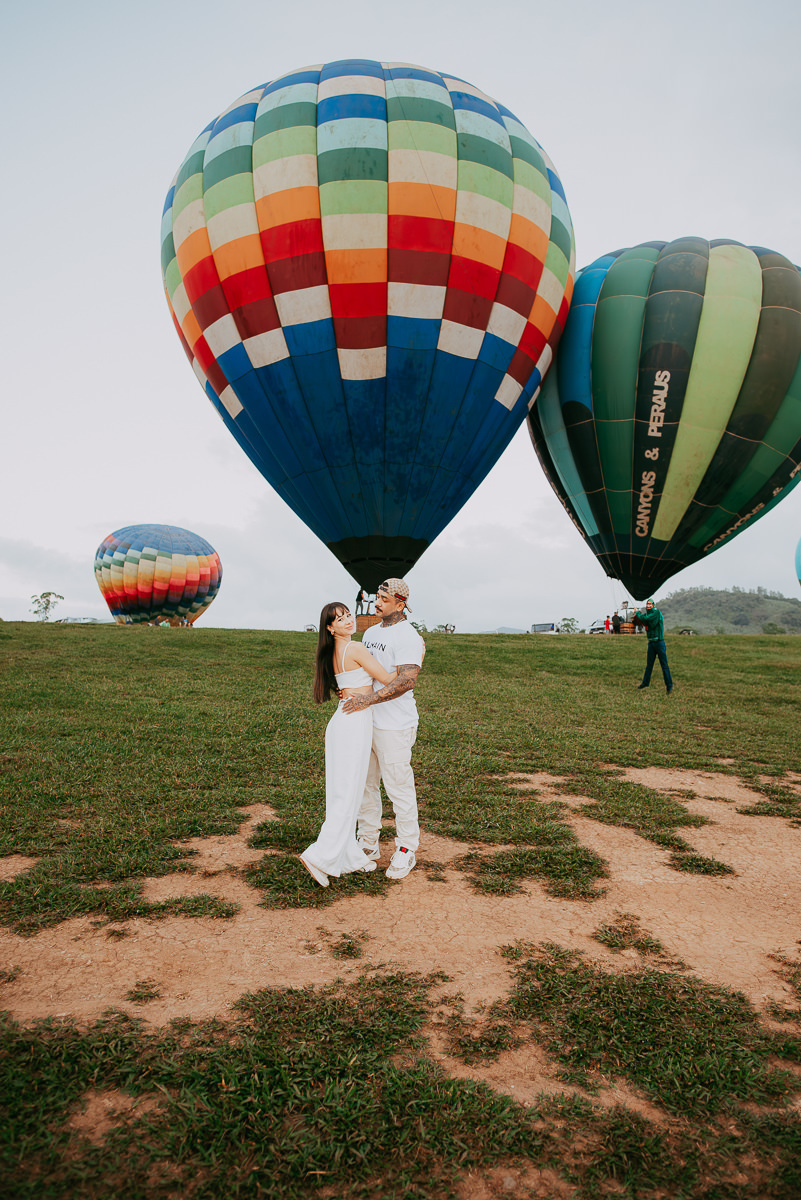 casal esperando para voar de balão