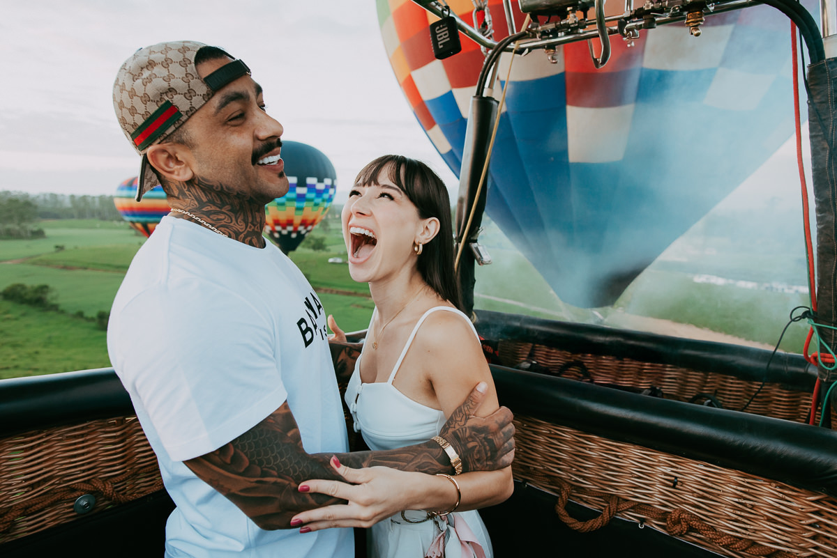 chá revelação de bebe, voo de balão , casal feliz com a descoberta do bebe